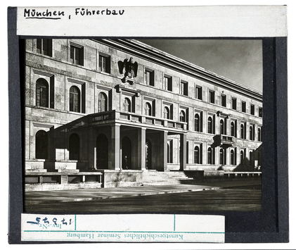 Vorschaubild München: Führerbau, Fassade (Dias 1940 in Heidelberg bestellt, nach 1947 am Hamburger Seminar mit Deckgläsern versehen und beschriftet) 